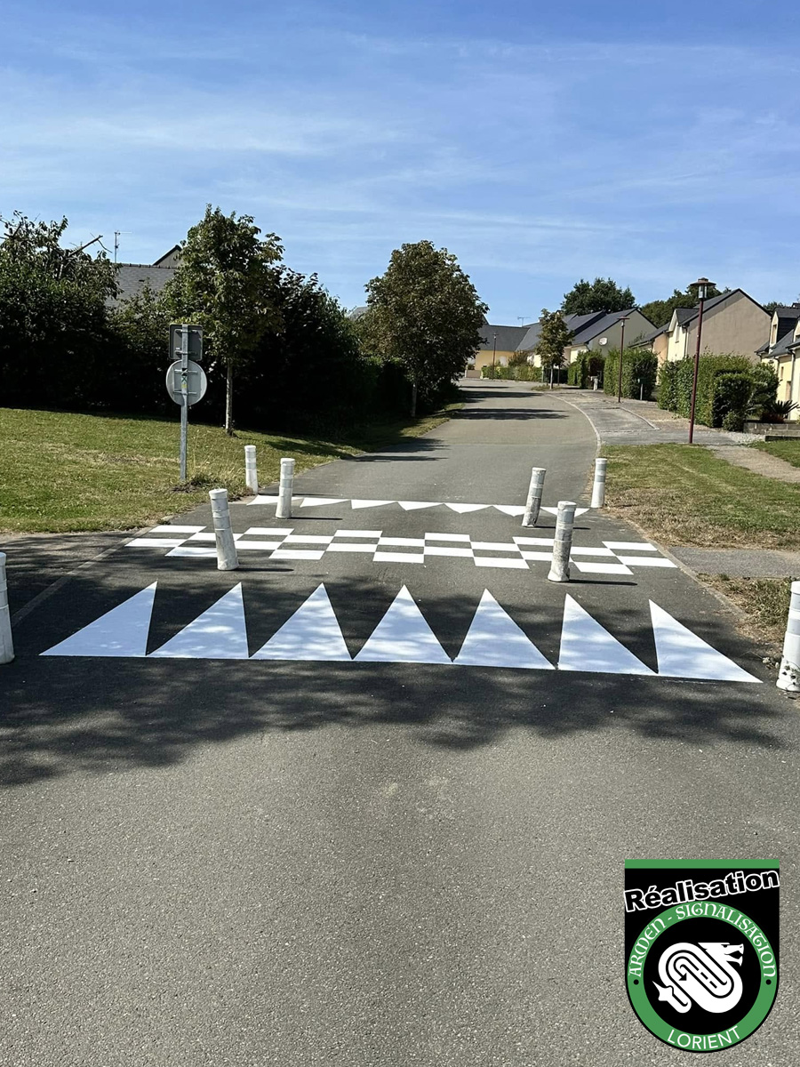 Signalisation routière marquages au sol ralentisseur dans le Morbihan - Armen-Signalisation Vaiges project-slider-image
